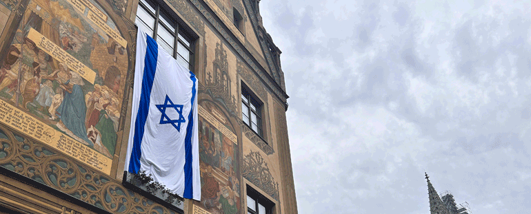 Stadt Ulm - Fahne am Ulmer Rathaus: Solidaritätsbekundung mit Israel