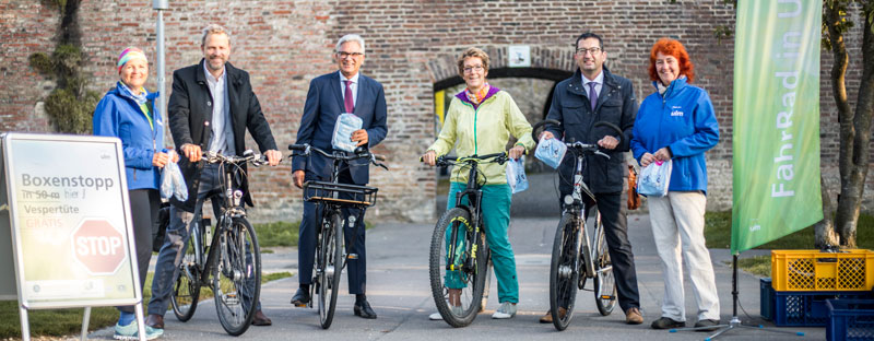 Die drei Bürgermeister und der Oberbürgermeister haben sich jeweils auf einem Rad zum Foto aufgestellt.