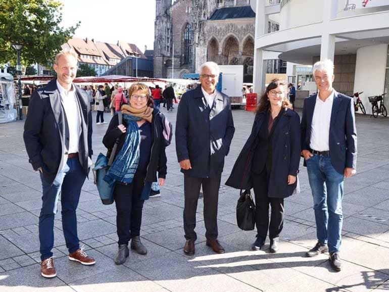 Gruppenbild mit Oberbürgermeister Gunter Czisch vor dem Stadthaus und dem Münster