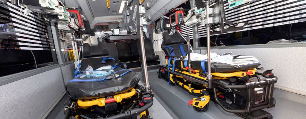 Betten und medizinische Vorrichtungen im Inneren des Busses
