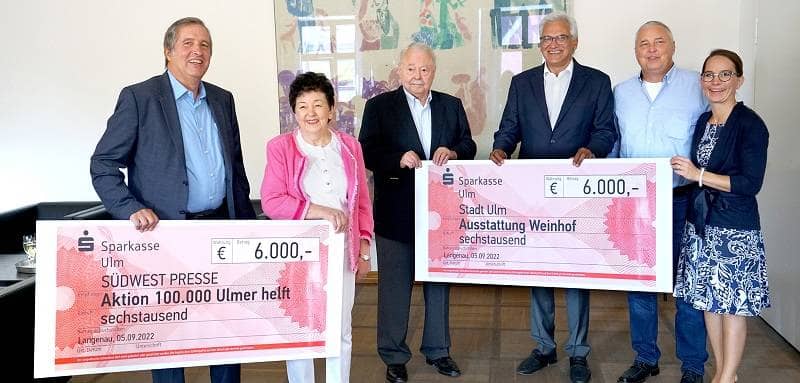 Mit zwei Spendenscheinen: Karl Bacherle, Ingeborg und Karl-Heinz Finkbeiner, Gunter Czisch, Karl-Heinz und Ina Finkbeiner.