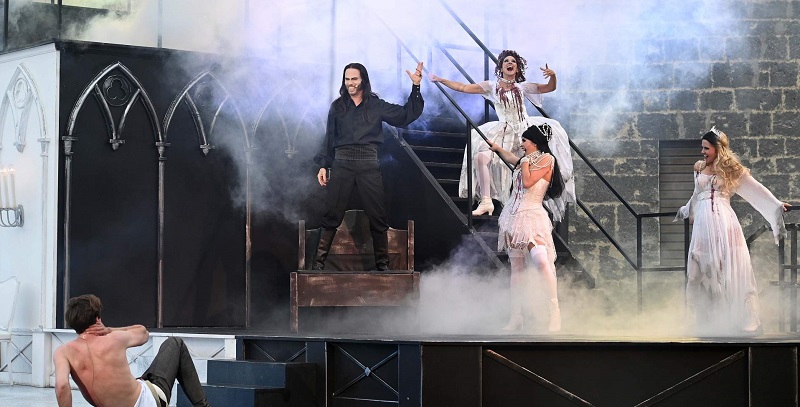 Musicaldarsteller*innen rund um Graf Dracula während einer Szene