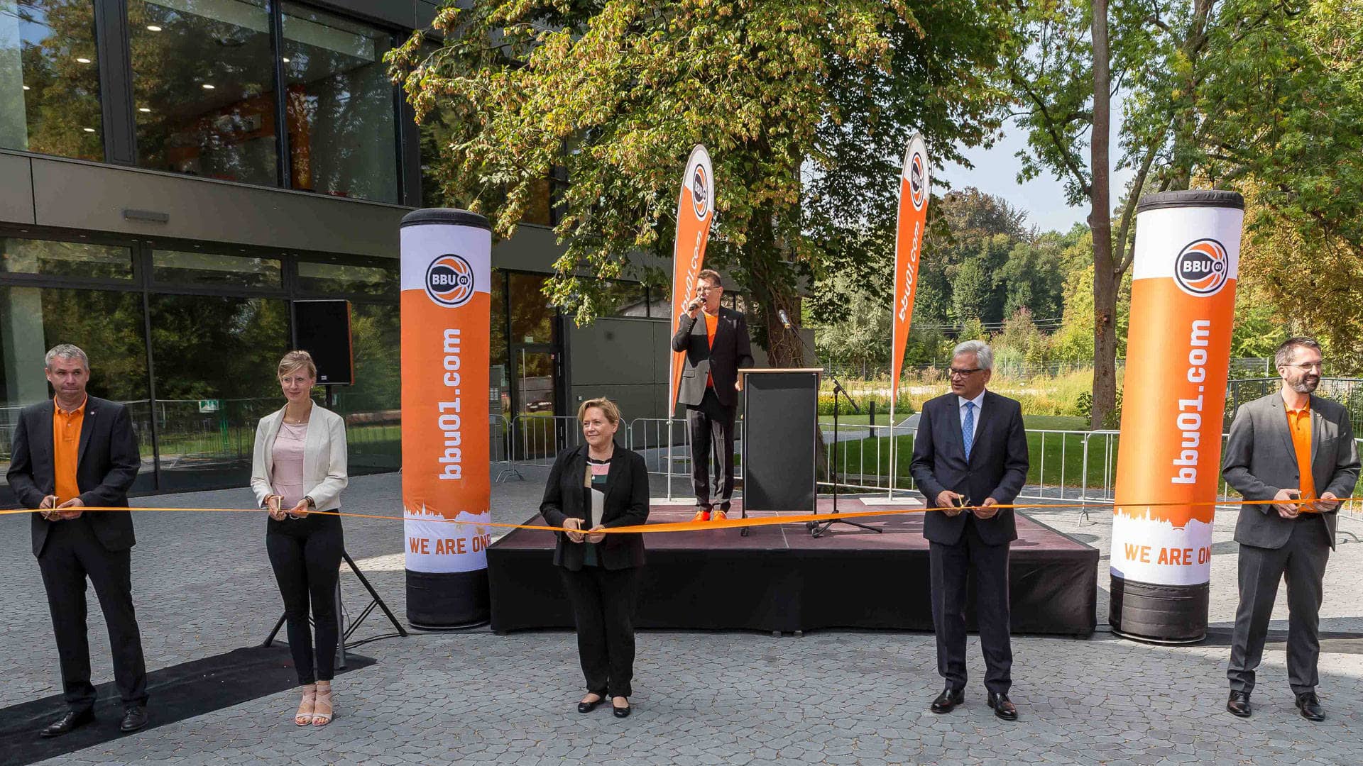 Gruppenbild bei der Eröffnung des Orange Campus
