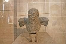 Eine aus Sandstein gefertigte Tierfigur in Form eines Spatzen