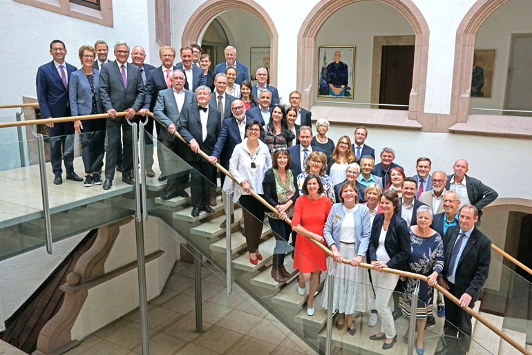 Gemeinderätinnen und Gemeinderäte plus Bürgermeister auf der Treppe des Lichthofes im Ulmer Rathaus