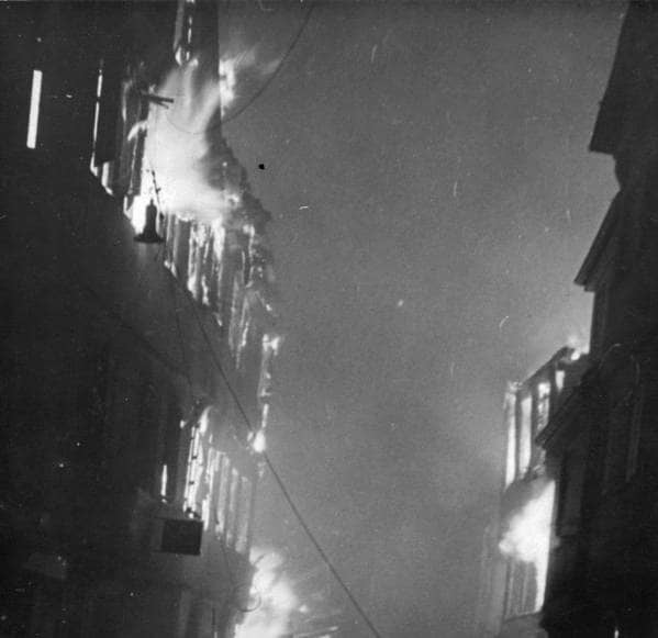 Häuser der Ulmer Innenstadt stehen in Flammen