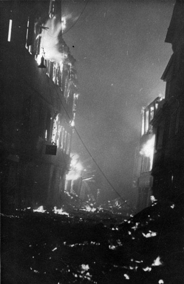 Ulm brennt. Flammen lodern aus Ruinen. Bild vom Luftangriff am 17. Dezember 1944