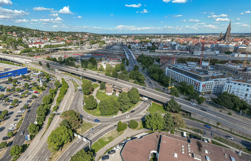 Der Blaubeurer Ring ist ein zweispuriger Kreisverkehr, über den die Bundesstraße B 10 führt.