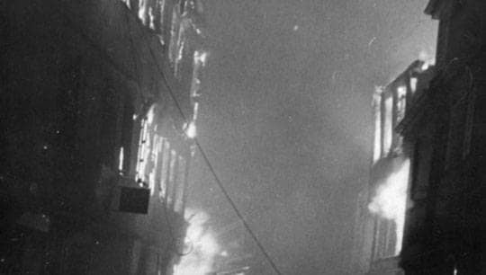 Ein Schwarz-weiß-Foto aus dem Jahr 1944. Es zeigt heftig brennende Häuser der Ulmer Innenstadt.