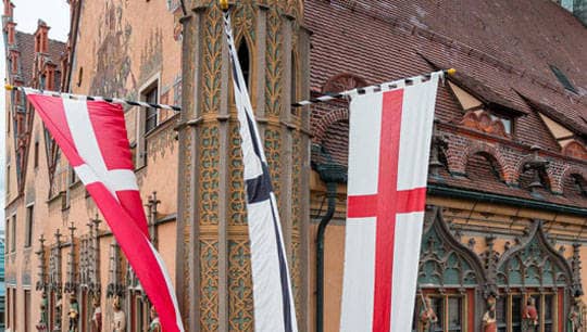 Blick auf das mit Flaggen geschmückte Ulmer Rathaus