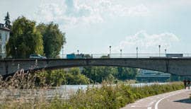 Die Donau und eine Autobrücke, die darüber führt