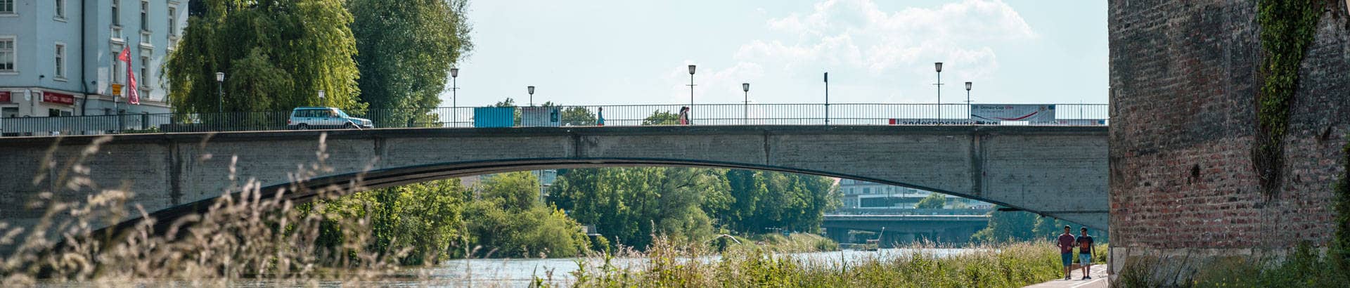 Die Donau und eine Autobrücke, die darüber führt