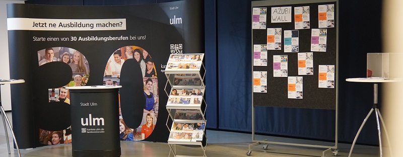 Plakate und Infotafeln präsentieren die 30 Ausbildungsberufe der Stadt Ulm