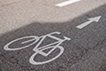 Ein Fahrradsymbol auf der Straße