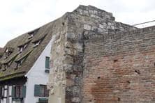 Die Überreste der ersten Ulmer Stadtmauer, der Staufenmauer, bestehen aus großen Buckelquadern.