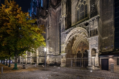 das unbeleuchtete Brautportal des Ulmer Münsters