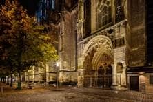 das beleuchtete Brautportal des Ulmer Münsters