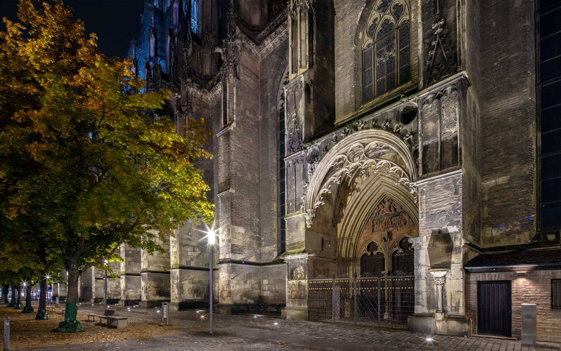 das unbeleuchtete Brautportal des Ulmer Münsters