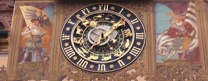 Die historische, astronomische Uhr an der Fassade des Ulmer Rathauses.