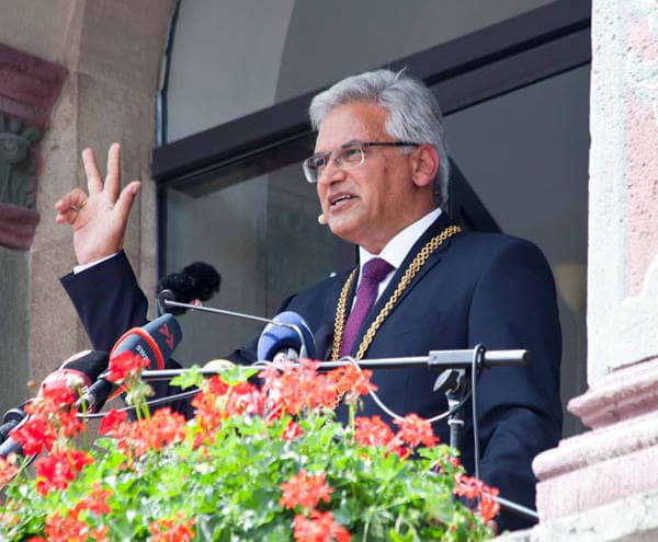 Oberbürgermeister Gunter Czisch beim Schwur 2016