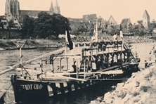 Ein Ordinarischiff legt am Neu-Ulmer Ufer an.