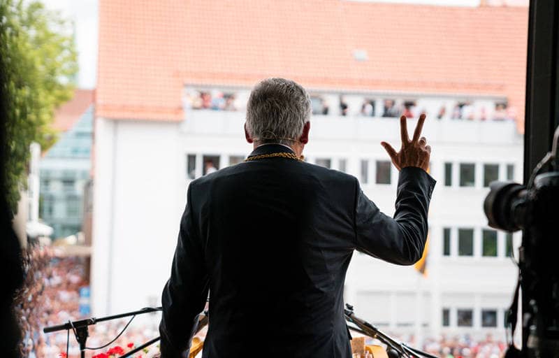 Oberbürgermeister Czisch hat die Hand zum Schwur erhoben.