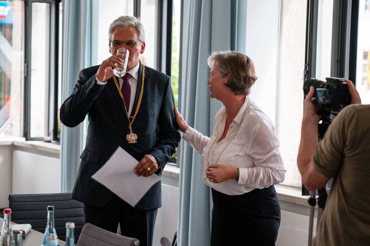 Oberbürgermeister Czisch nimmt vor seiner Rede einen Schluck Wasser.