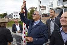 Oberbürgermeister Gunter Czisch trägt Sonnenbrille und winkt dem Publikum zu.