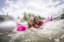 Zwei junge Frauen mit Schwimmfllügeln im Wasser