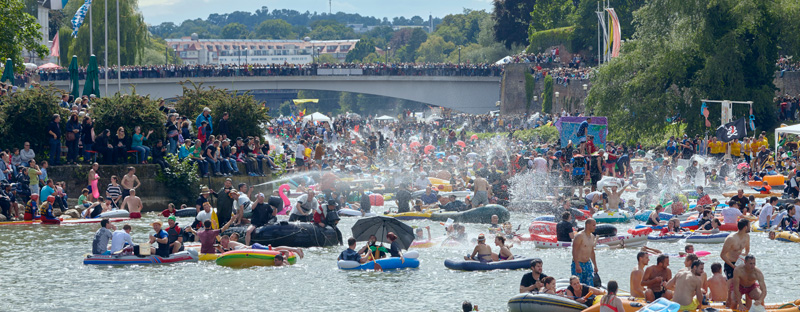 Hunderte Menschen fahren in Schlauchbooten auf der Donau.