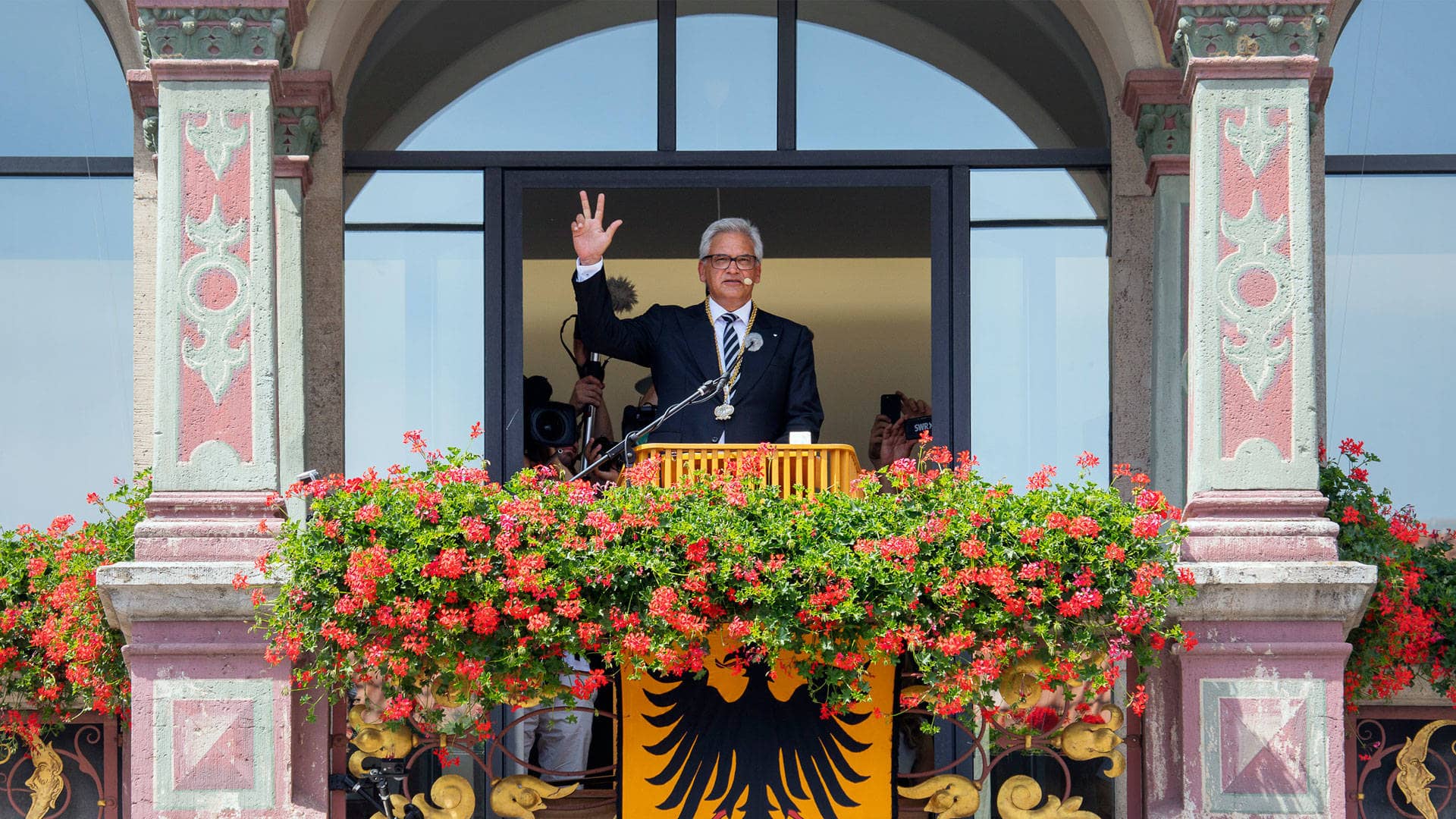Oberbürgermeister Gunter Czisch hebt die Hand zum Schwur auf dem Balkon des Schwörhauses