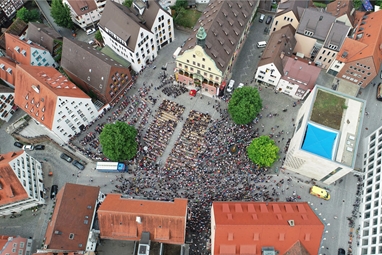 Luftaufnahme des Weinhofes, auf dem sich hunderte Menschen versammelt haben.