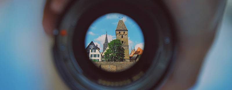 Im Fokus einer Fotokamera ist der Metzgerturm, ein beliebtes Ulmer Fotomotiv, zu sehen.