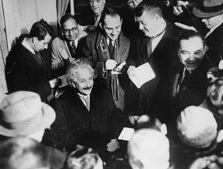 Albert Einstein wird von Reportern umringt