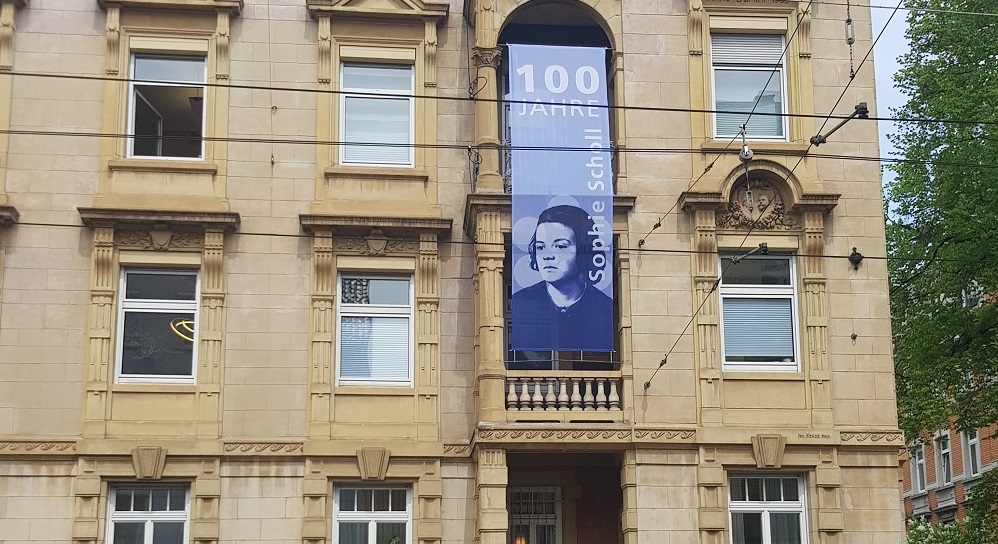 Ein Banner mit dem Bildnis von Sophie Scholl ist an der Olgastraße 139 angebracht.