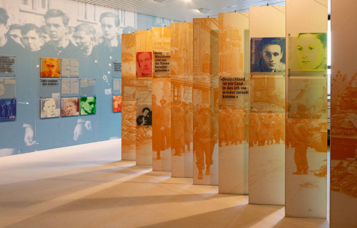 Stelen mit Infotexten und Fotos aus der NS-Zeit in der Ulmer Volkhochschule