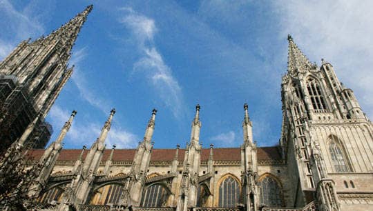 Zwei Türme des Ulmer Münsters ragen in den blauen Himmel.