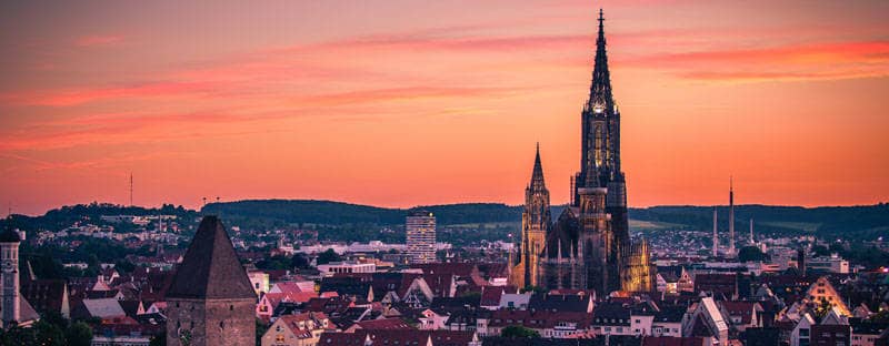 Das Münster ragt bei Sonnenuntergang in den Himmel.