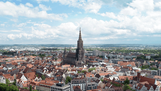 Das Münster mit den umliegenden, vergleichsweise sehr niedrigen Häusern.