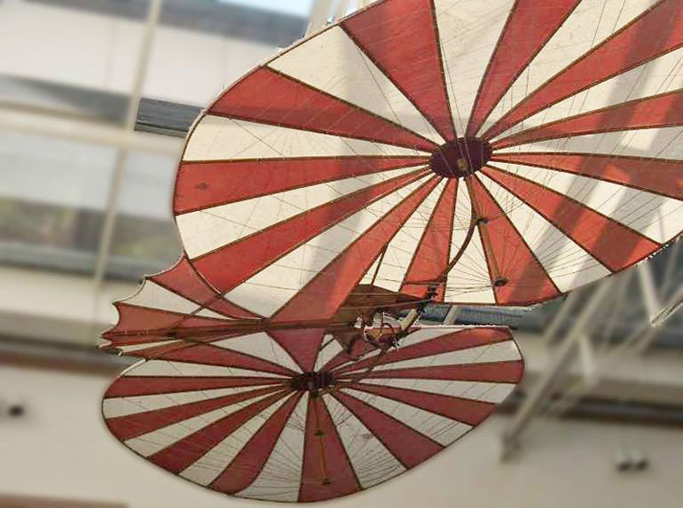 Konstruktion zweier großer, runder Scheiben in Form von Flügeln, die an der Decke aufgehängt ist.
