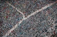 Luftaufnahme über dem Münsterplatz, auf dem Tausende Menschen stehen. Zwischen der Menge sind zwei Wege zum Laufen bzw. für Notfälle freigehalten worden.