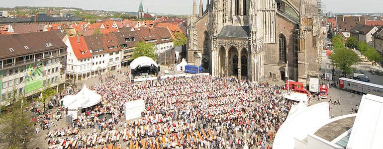 Vogelperspektive auf den Münsterplatz, auf dem Tausende Menschen versammelt sind.
