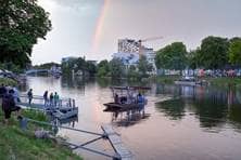 Ein Regenbogen spannt sich über die Donau.