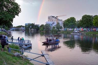 Ein Regenbogen spannt sich über die Donau.