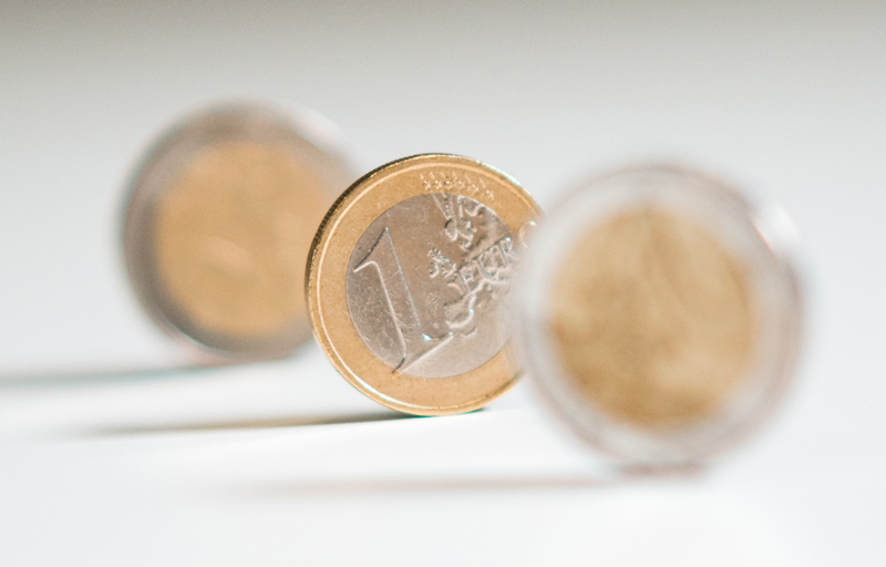 Münzen im Wert von 1 Euro und 2 Euro