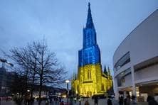 Das Münster erstrahlt vor dem abendlichem Himmel in Blau und Gelb