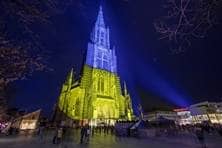 Das Münster erstrahlt vor dem abendlichem Himmel in Blau und Gelb