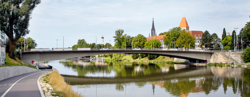 Die Gänstorbrücke über der Donau zwischen Ulm und Neu-Ulm