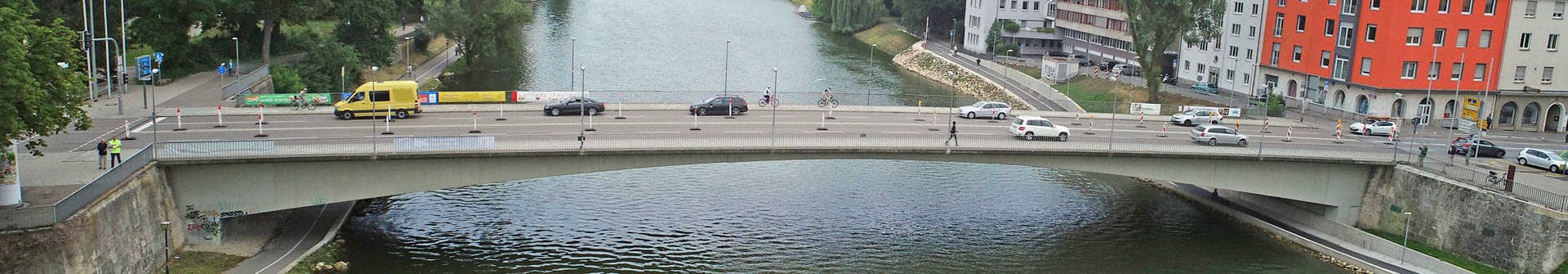 Autos, Radfahrer und Fußgänger bewegen sich über die Gänstorbrücke.