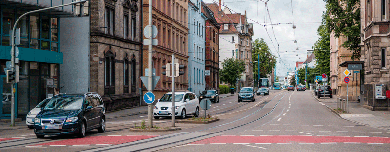 Autos fahren auf der Olgastraße, über die Kreuzung an der Müncher Straße führt ein Radweg.
